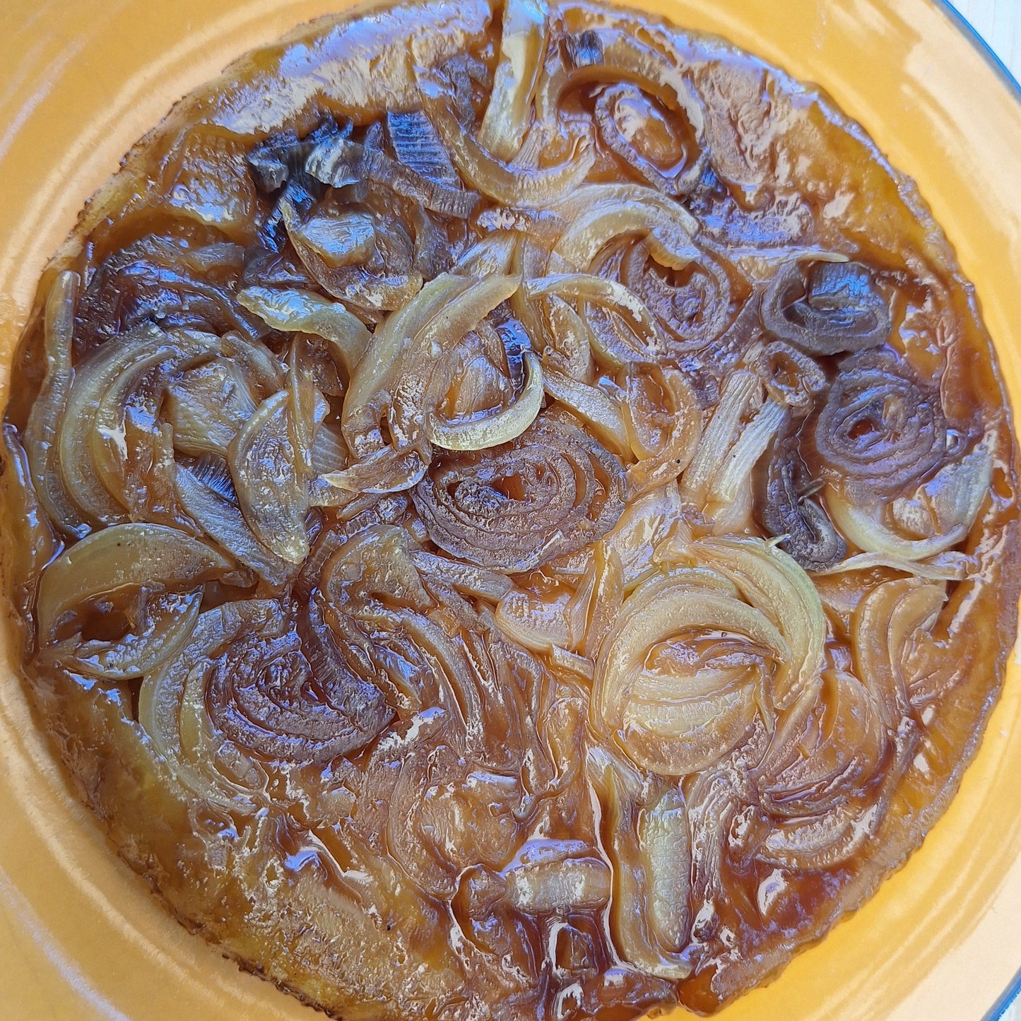 Tarte aux oignons caramélisés et café, involtinis aubergines, jambon et fromage frais