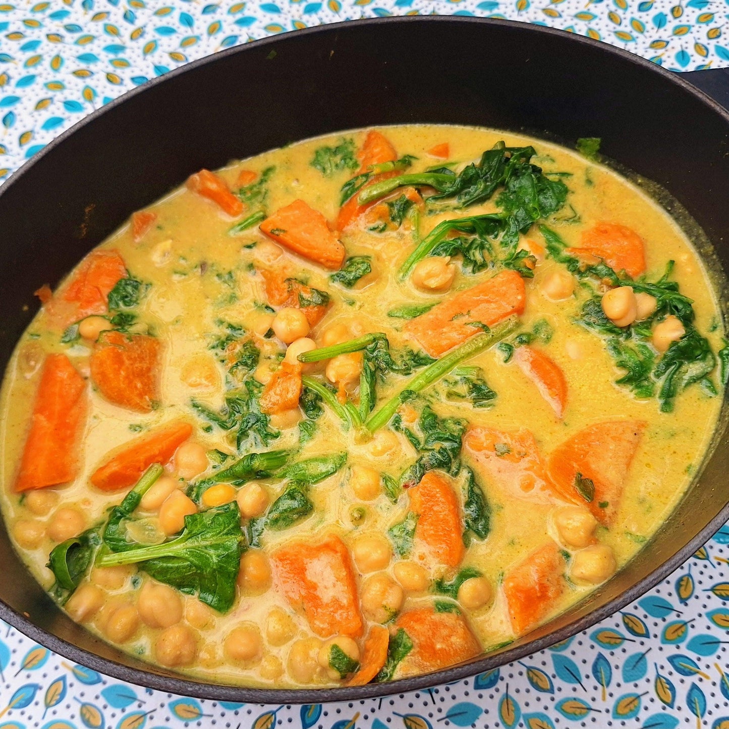 Curry de patates douces, épinards au lait de coco et riz basmati