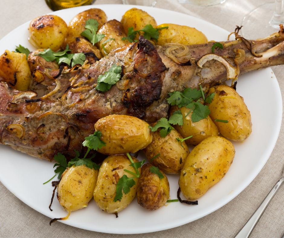 Epaule d'agneau confite et pommes de terre rôties