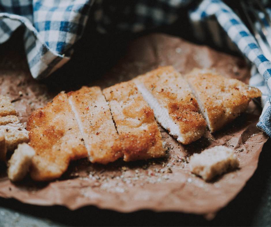 Escalopes de dinde panées et polenta aux olives et tomates séchées
