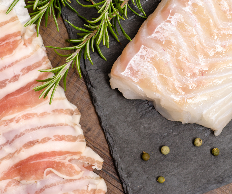 Poisson bardé et crème à l'ail et aux herbes