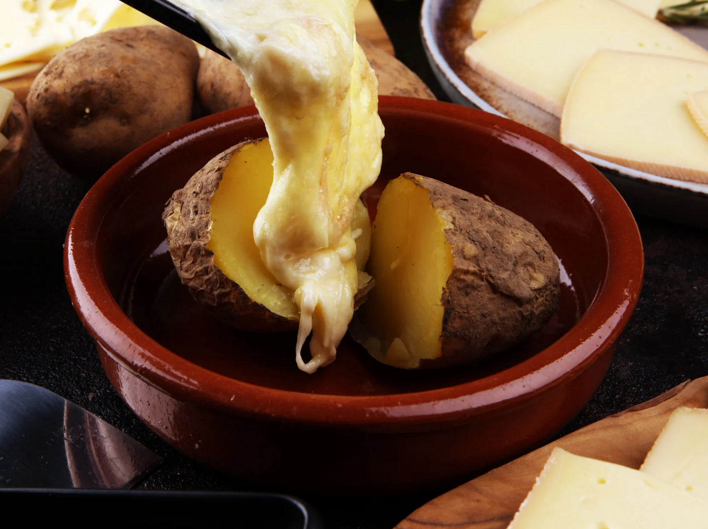 Pommes de terre et légumes à la crème de raclette et charcuterie