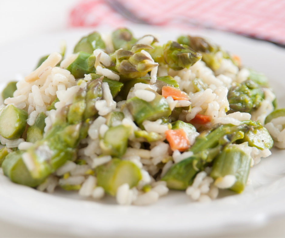 Risotto crémeux aux asperges, fèves et carottes