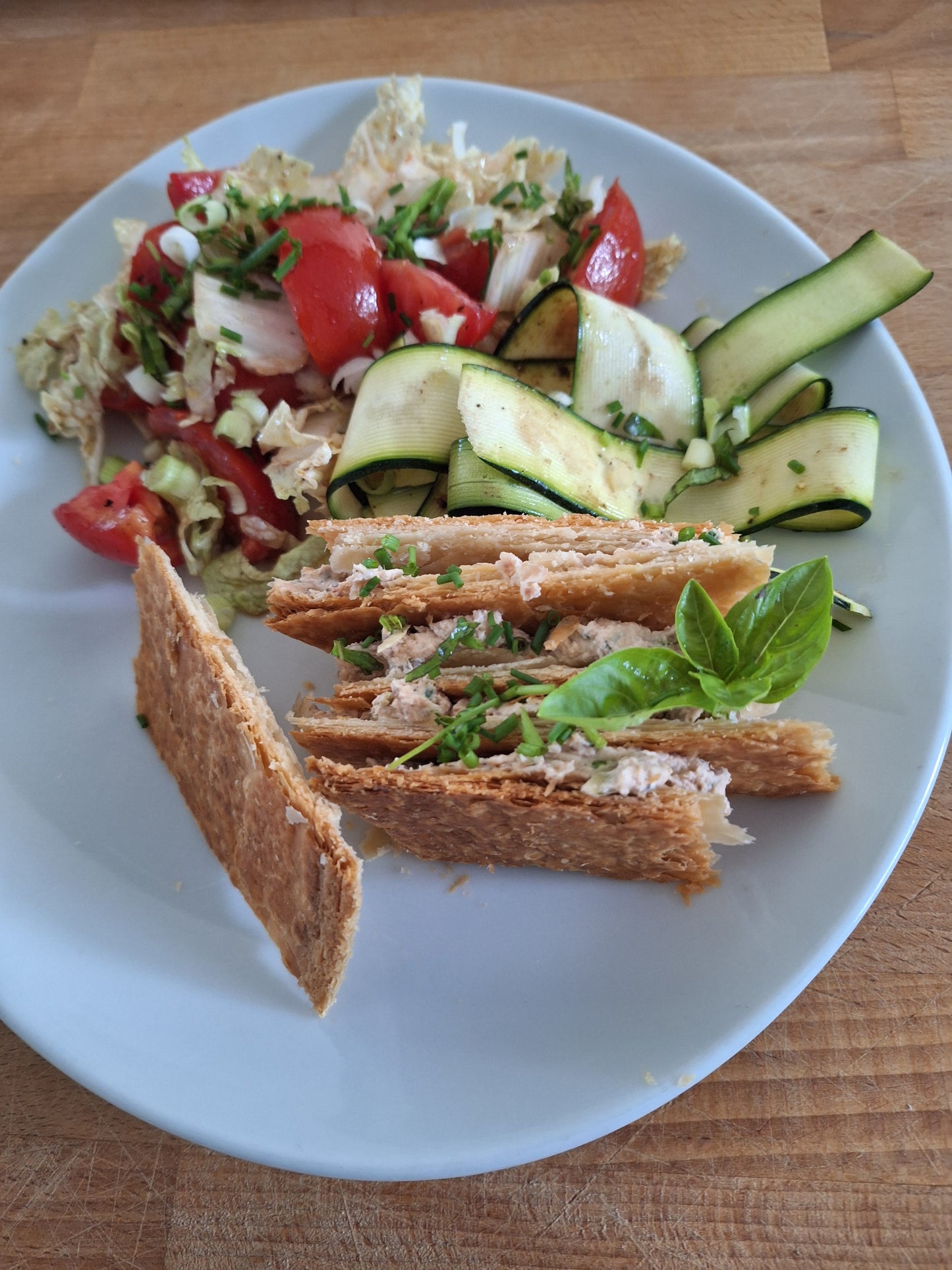 Rillettes de sardines en mille feuilles et salade composée