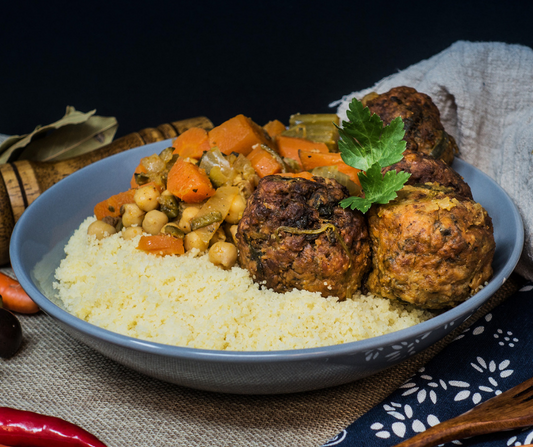 Boulettes de poulet à la coriandre et semoule aux herbes