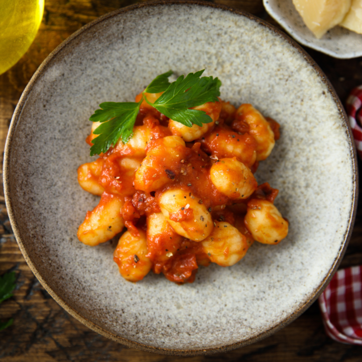 Gnocchis maison en sauce tomate et légumes