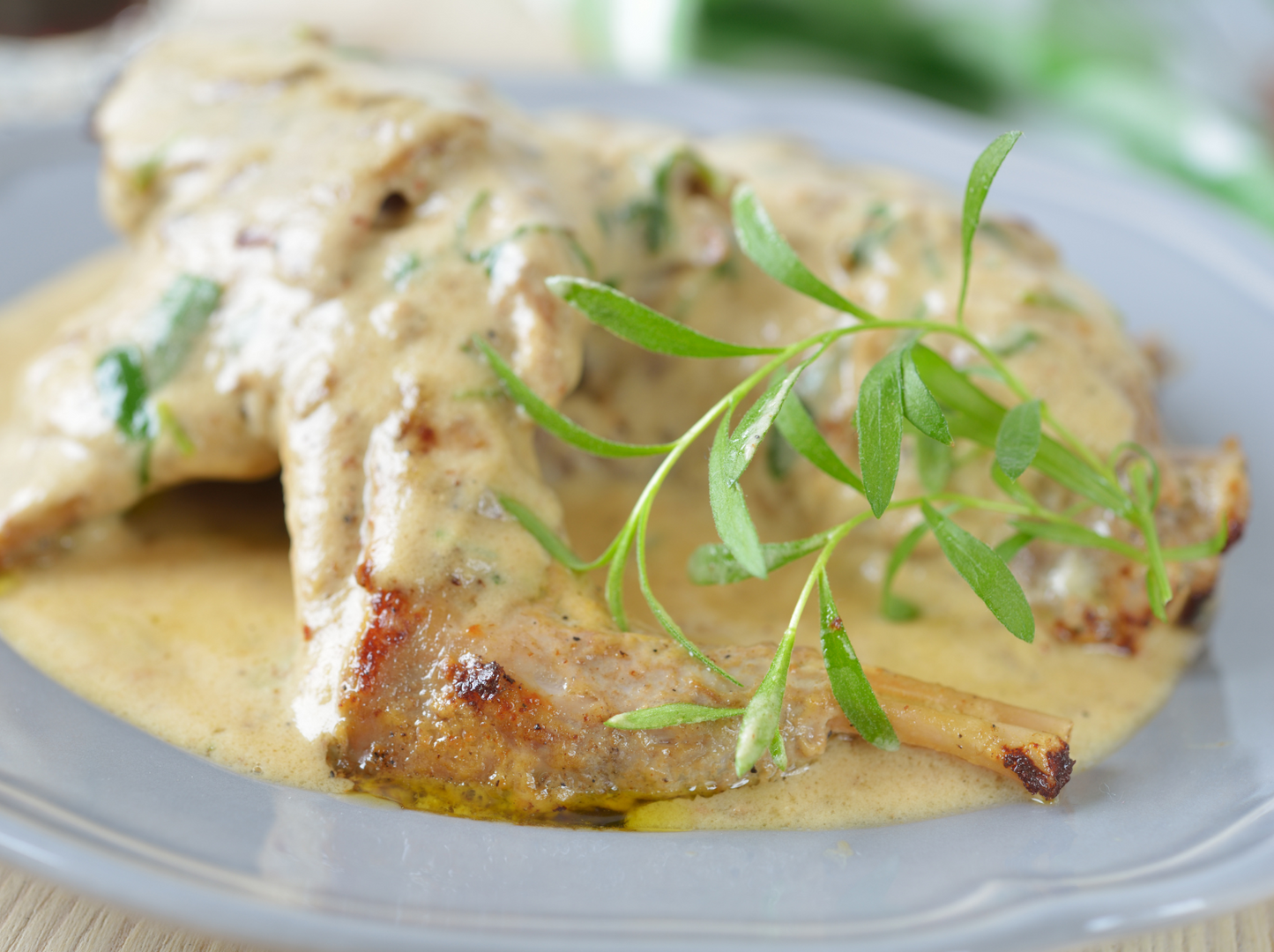 Lapin à la normande, pommes de terre rôties et légumes de saison