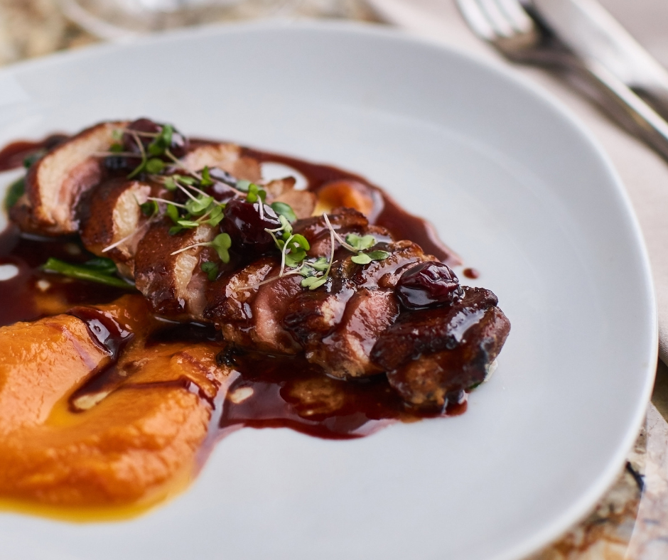 Canard, sauce au vin, betteraves confites et purée de patates douces