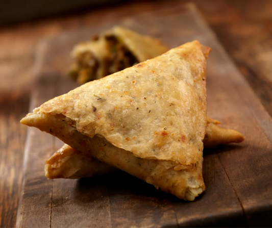 Samoussas au canard confit et trompettes de la mort, chutney d'oignons