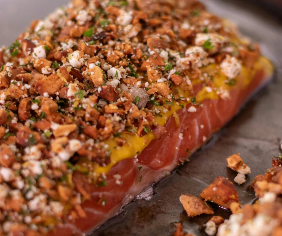 Saumon en croûte de sésame et cacahuètes, quinoa et fenouil